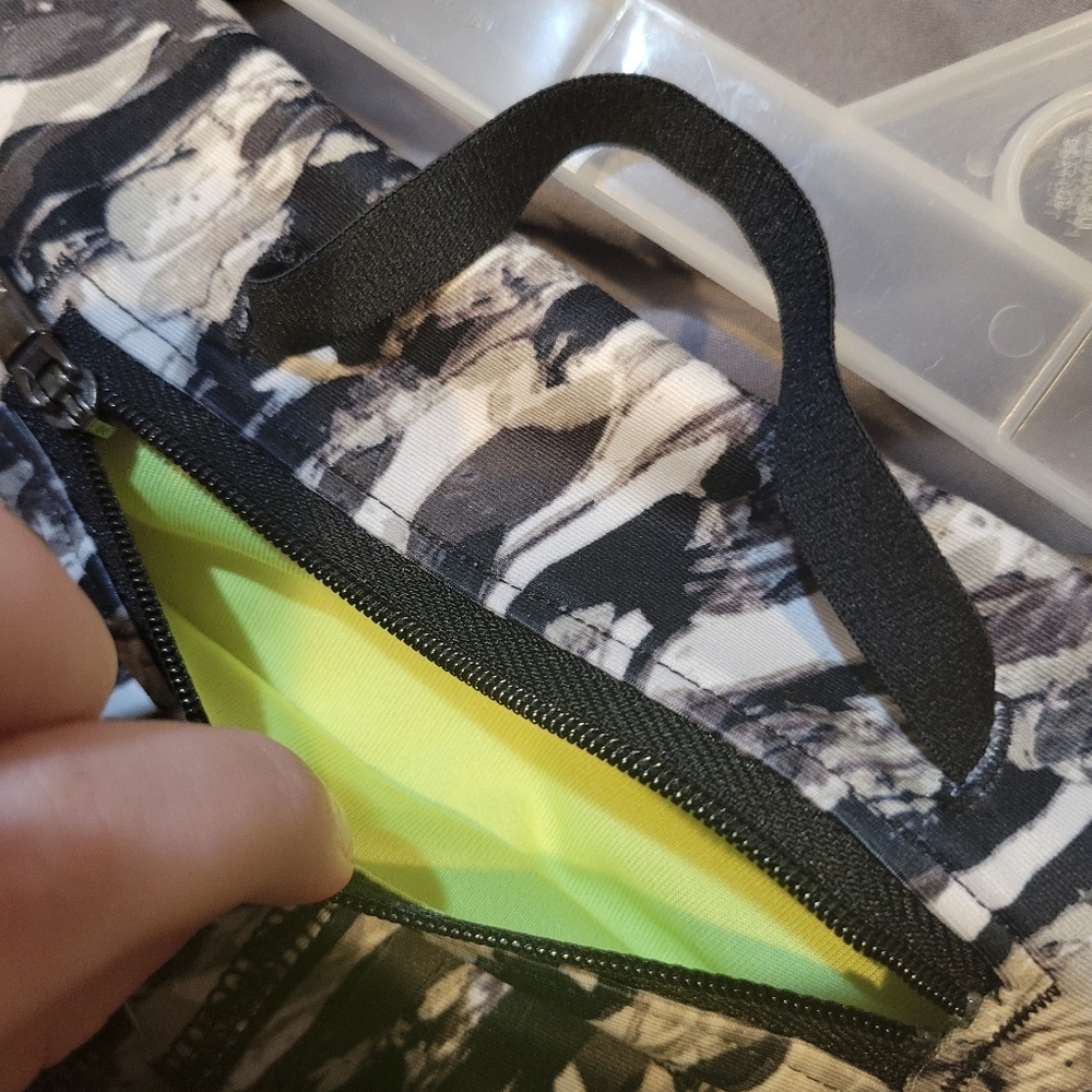 Under Armour HeatGear Black Gray Cropped Camo Capri Leggings Active Sporty sz M - Picture 7 of 8